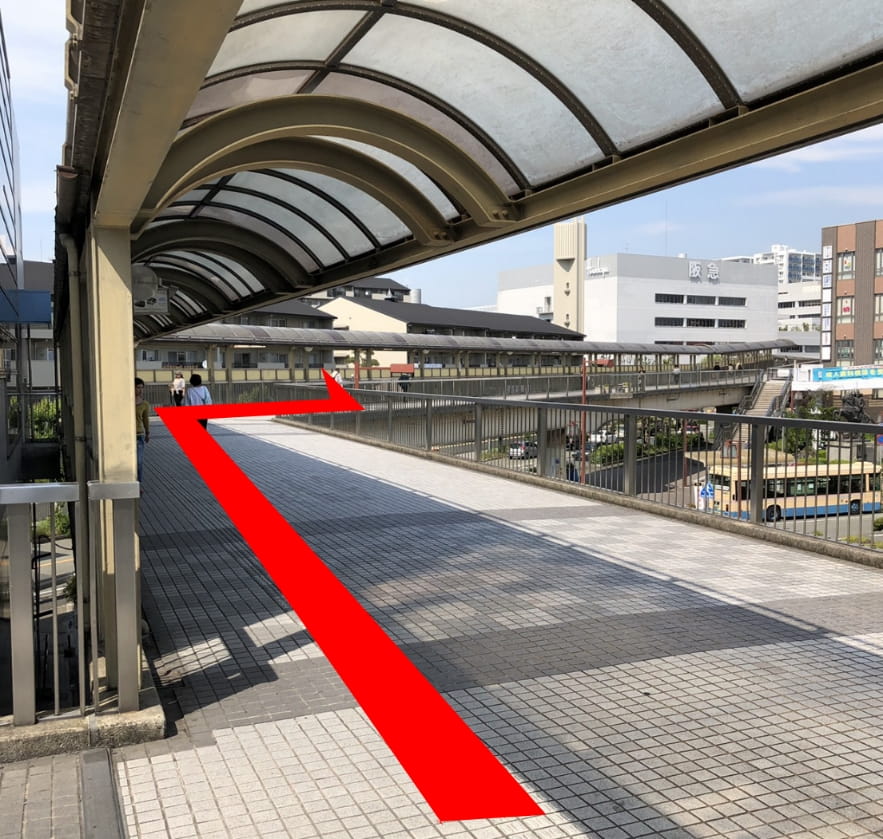 歩道橋沿いを進んでいく