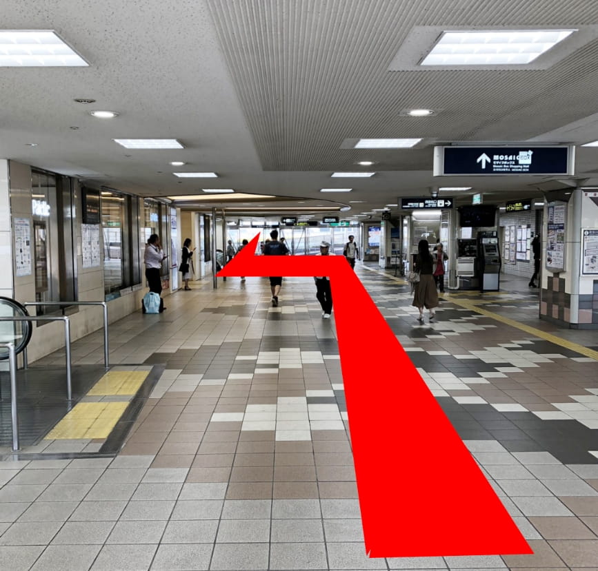 阪急川西能勢口駅構内を直進し、左手5番出口を目指す